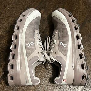 ON CLOUD CLOUDVISTA size 9.5 pearl/white color Waterproof Athletic Shoes Women's